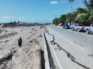 首都ディリを流れるコモロ川の河岸侵食による国道 2 号線バイパスの被災状況