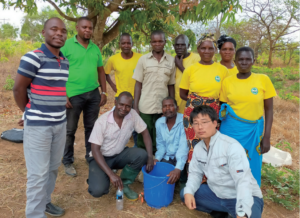 マラウイの養蜂指導農家と嶋岡さん