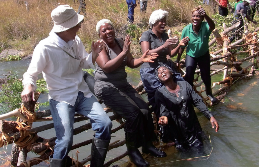 簡易堰ができて喜ぶザンビアの住民たち