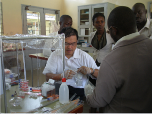 アフリカで頻繁に流行を繰り返すアルボウイルスによる感染症について、ケニア中央医学研究所（KEMRI）との合同調査を行う森田氏（写真中央）＝同氏提供.