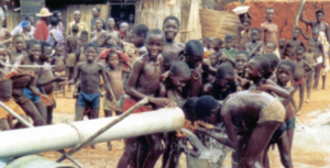 トーゴ（1990年）掘り当てた水に歓喜する村人